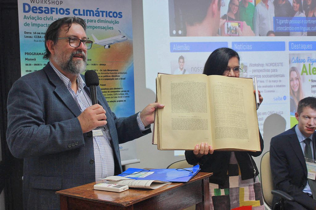 Christoph Ostendorf, Diretor do Centro Cultural Brasil-Alemanha (CCBA) apresenta livro do naturalista alemão Georg Marcgrave,do acervo do CCBA, com as mais antigas observações meterológicas do Brasil registrados no Recife do século XVII