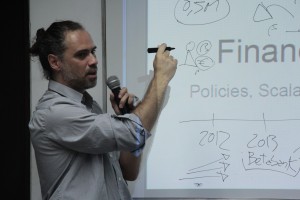 Diego Galvez, Diretor da Betacoop eG, na palestra "Fazendo bom uso do dinheiro - Políticas financeiras alternativas: escalabilidade e solidariedade global