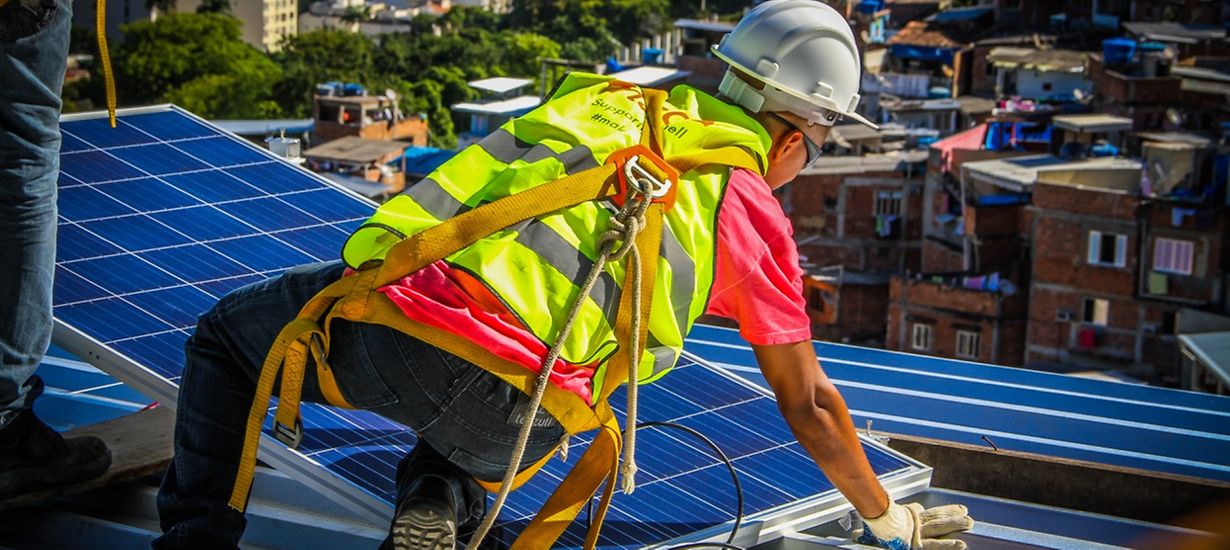 Paineis solares instalados pela empresa social Insolar na Creche Mundo Infantil, na comunidade Santa Marta, no Rio de Janeiro. A iniciativa foi apoiada pelo Consulado em 2015 e ajudou a reduzir a conta de luz da creche e promover a educação ambiental, © Divulgação/Insolar